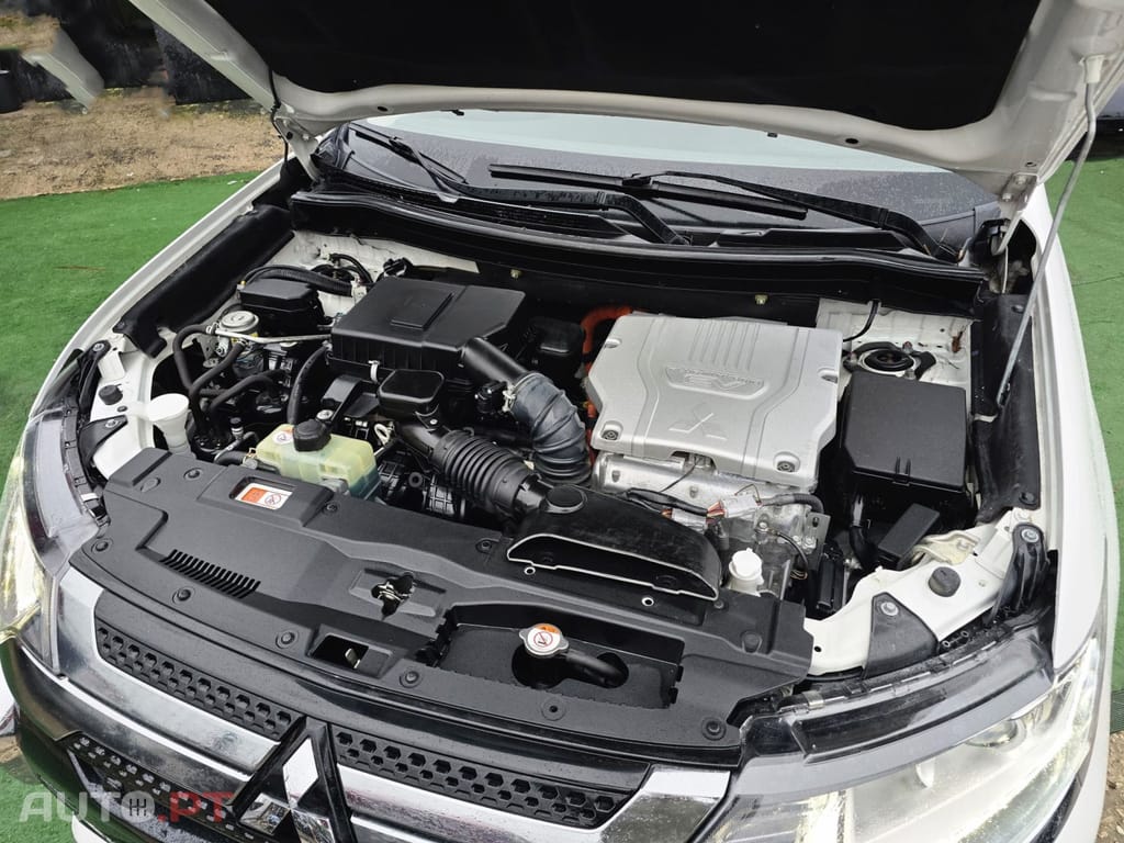 Mitsubishi Outlander 2.4L PHEV TWIN MOTOR 4WD INVITE