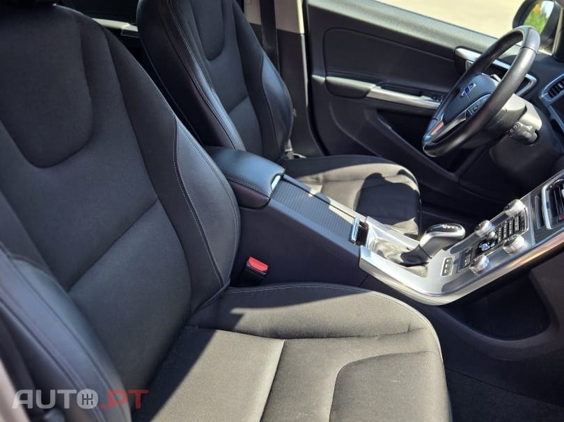 Volvo V60 2.4 D6 Momentum AWD Phev