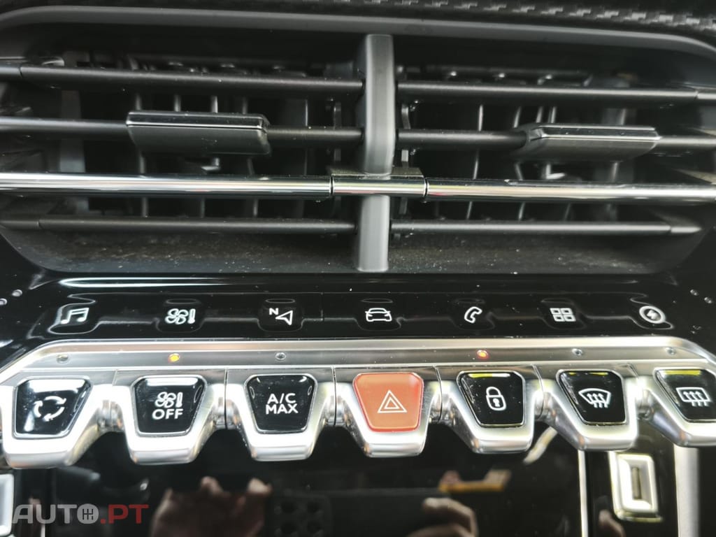 Peugeot e-2008 50 kWh GT — fotografia 15