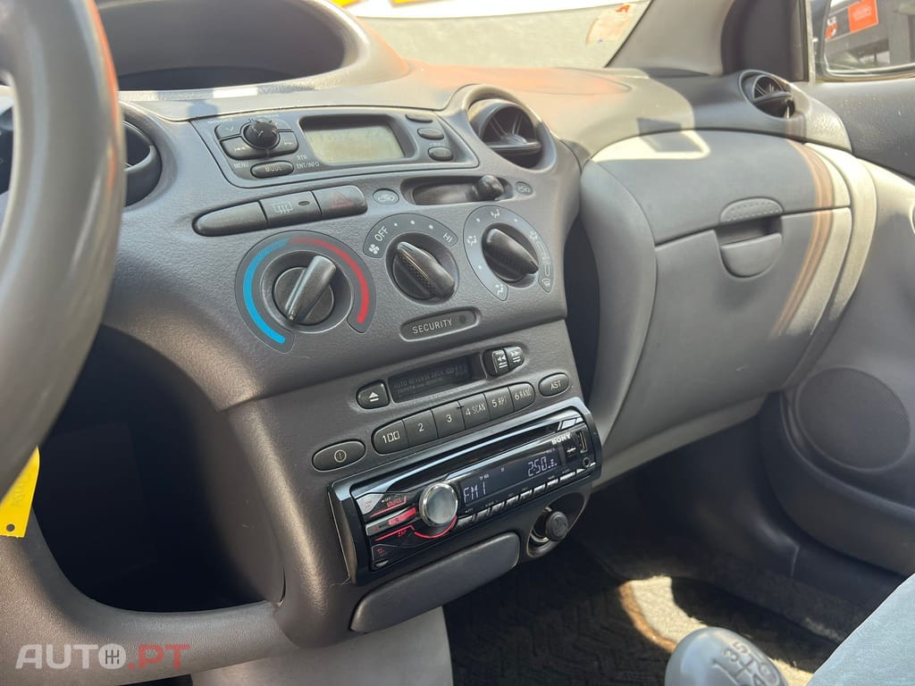 Toyota Yaris 1.0 Base C/Radio