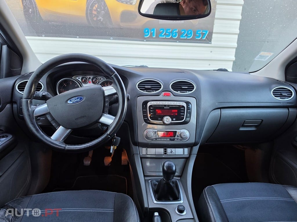Ford Focus SW 1.6 TDCi Ghia — fotografia 9