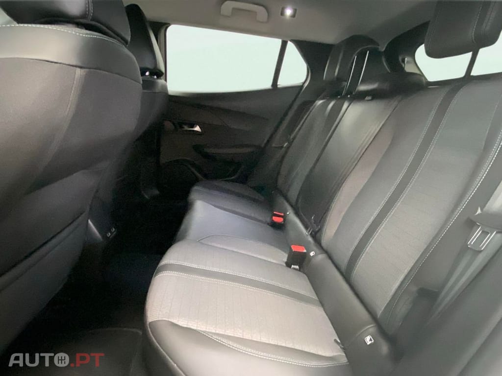 Peugeot E-2008 50 kWh Allure Pack