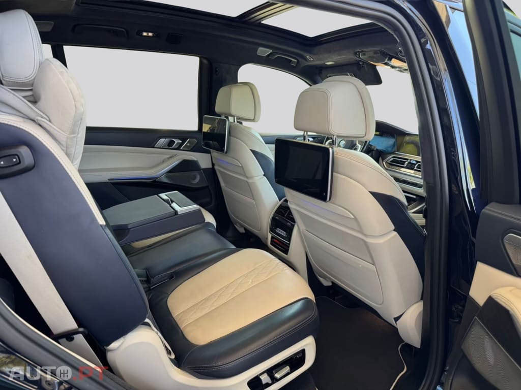 BMW X7 M50i