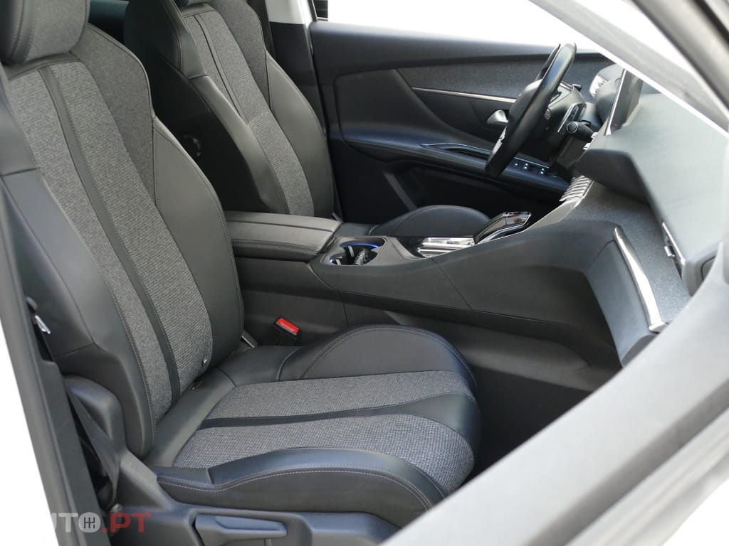 Peugeot 3008 1.6 Hybrid Allure e-EAT8