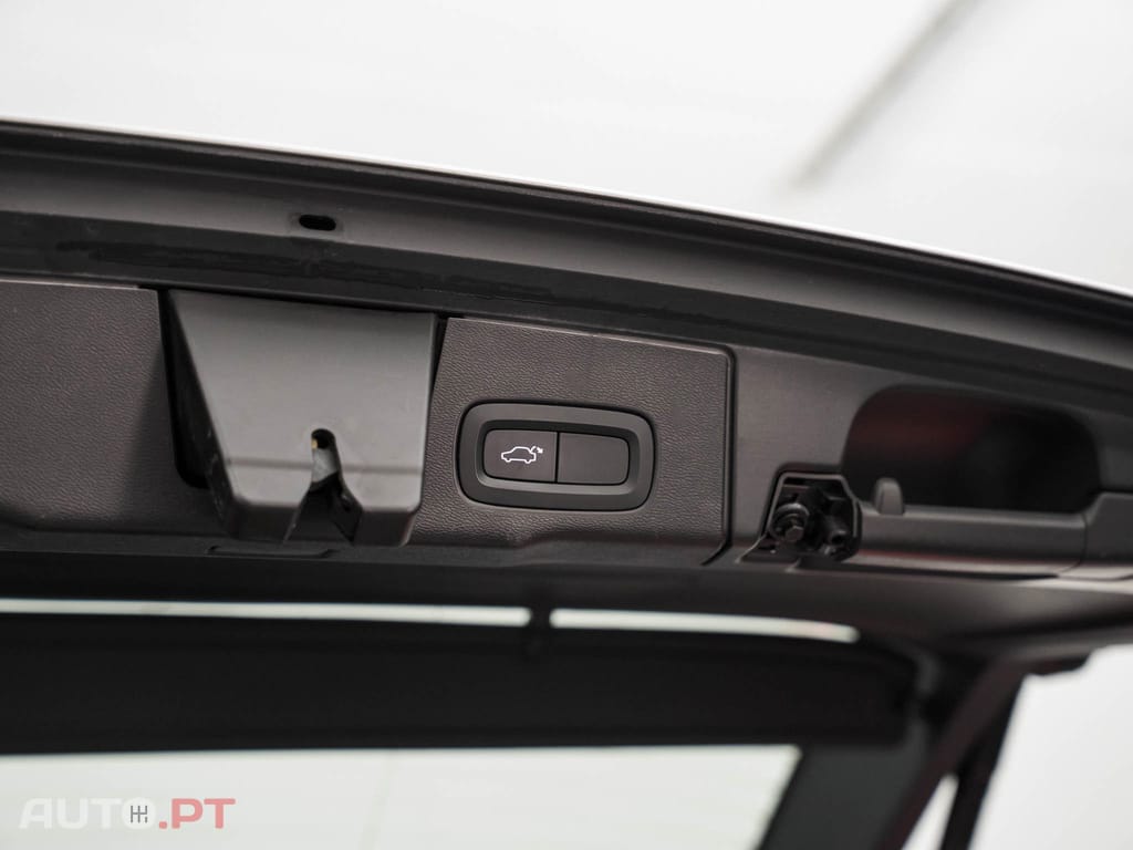 Volvo XC60 2.0 T8 PHEV Momentum Plus AWD