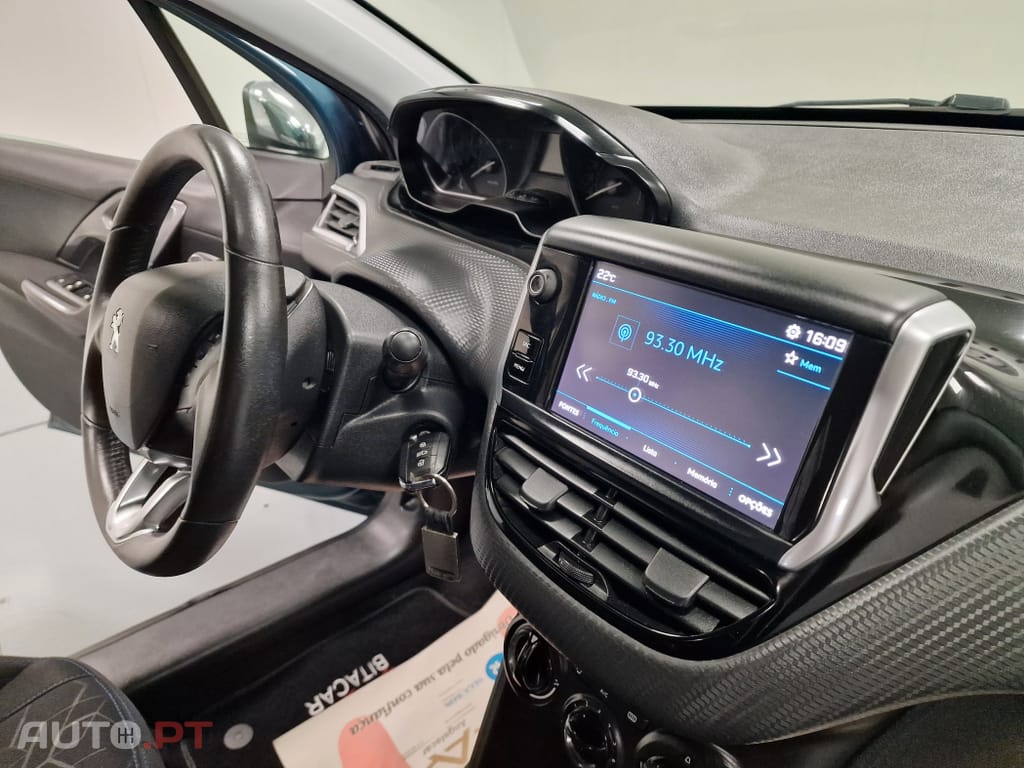 Peugeot 2008 1.2 PURETECH STYLE