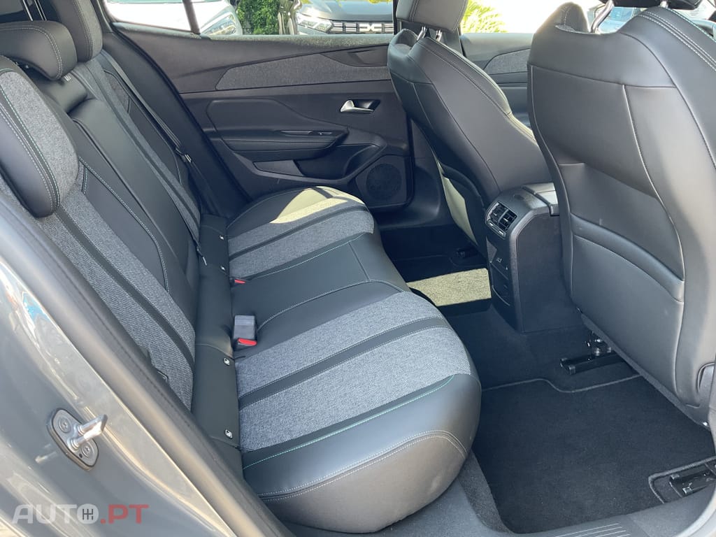 Peugeot 408 1.2 PureTech Allure EAT8