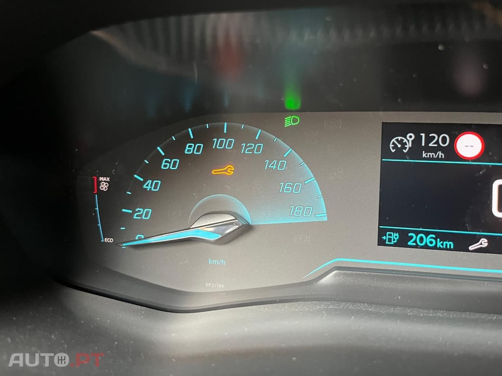 Peugeot E-2008 Active 
