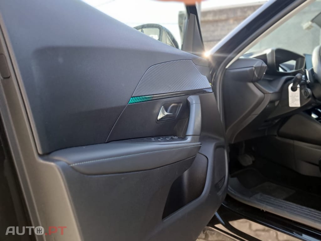 Peugeot 2008 1.2 PureTech Allure EAT8