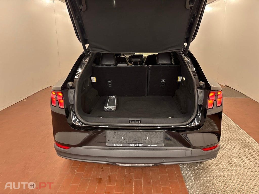 Ford Mustang Mach-E 75.7 kWh Base