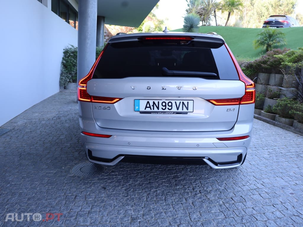 Volvo XC60 2.0 B4 Plus Dark