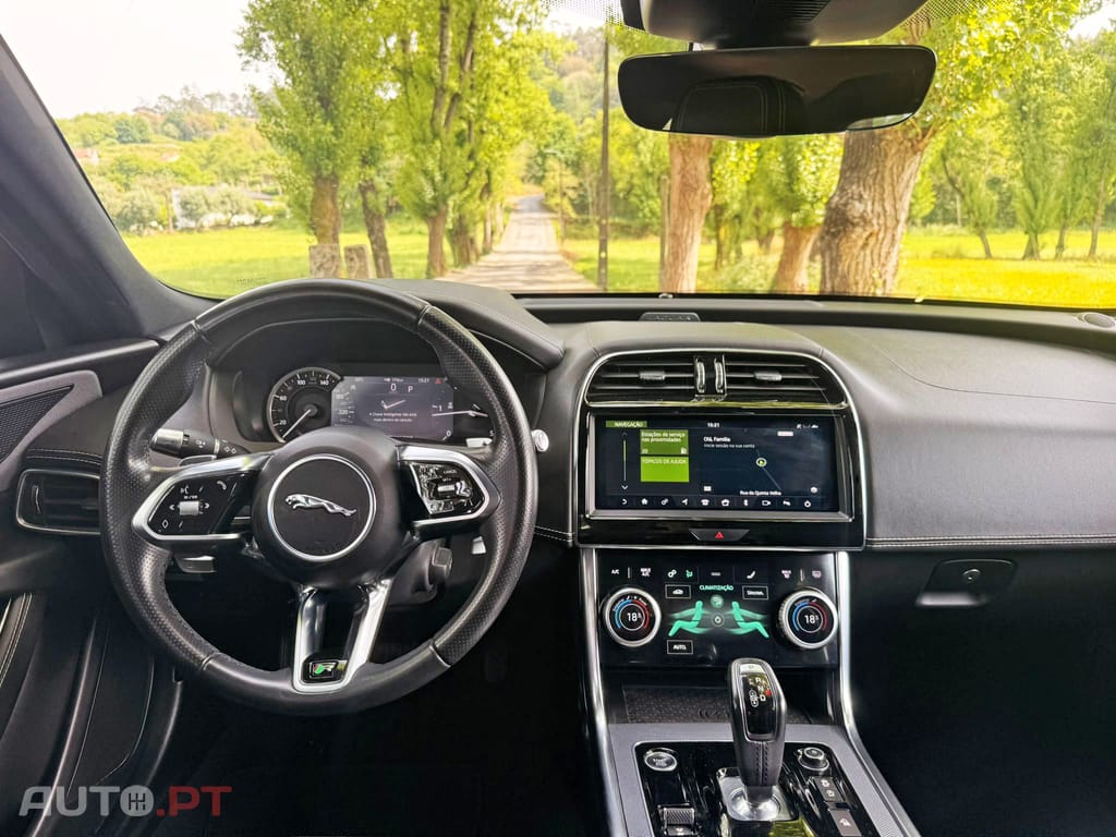 Jaguar XE 2.0 D R-Dynamic S