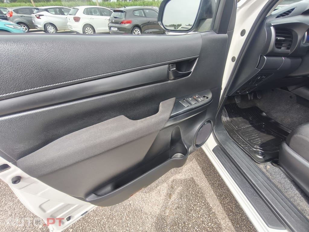 Toyota Hilux 2.4 D-4D 2WD CD