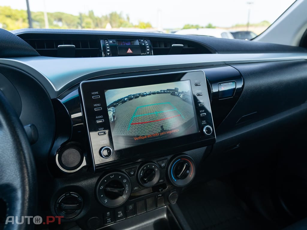 Toyota Hilux 2.4 D-4D 4WD CD Tracker S CA