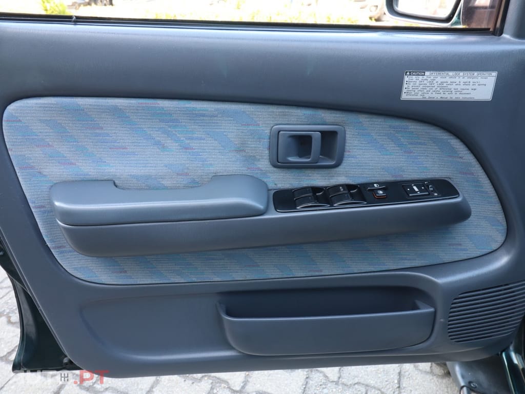 Toyota Hilux 2.4 TD LN165LSR Tracker