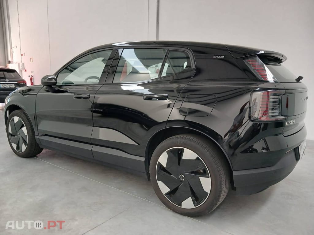 Volvo EX30 69 kWh Single Motor Extended Range Black Edition
