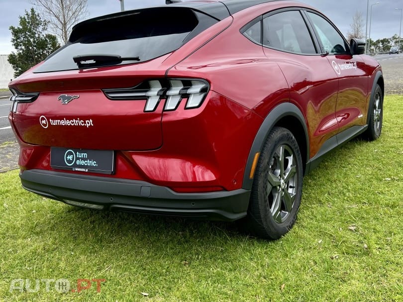 Ford Mustang Mach-E 75.7 kWh Base