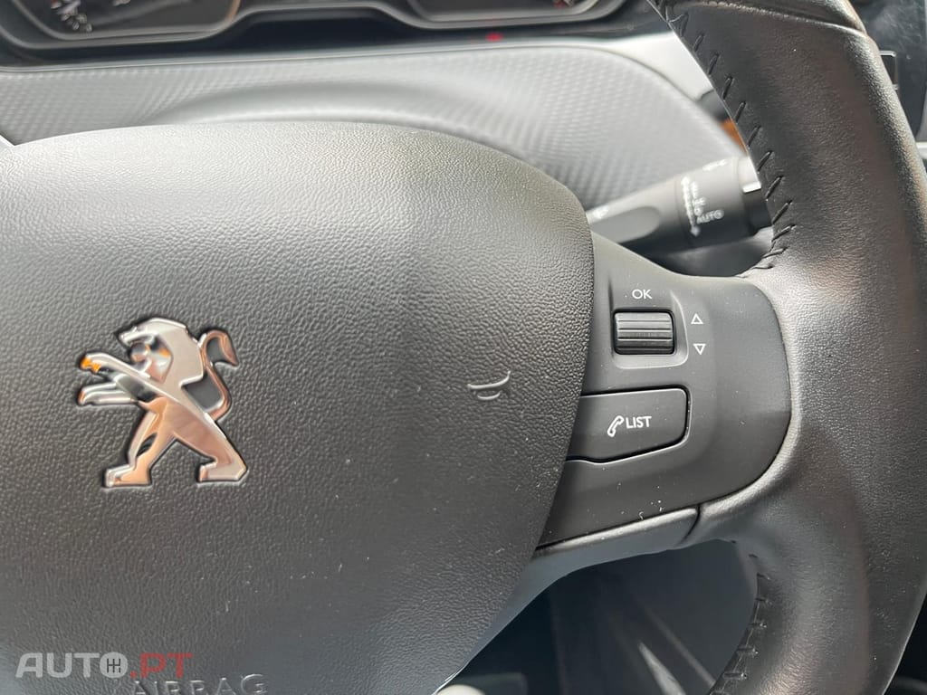 Peugeot 2008 1.2 e-VTi Style