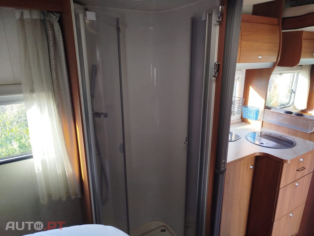 Knaus Südwind Sky wave.  Cama basculante E SUÍTE