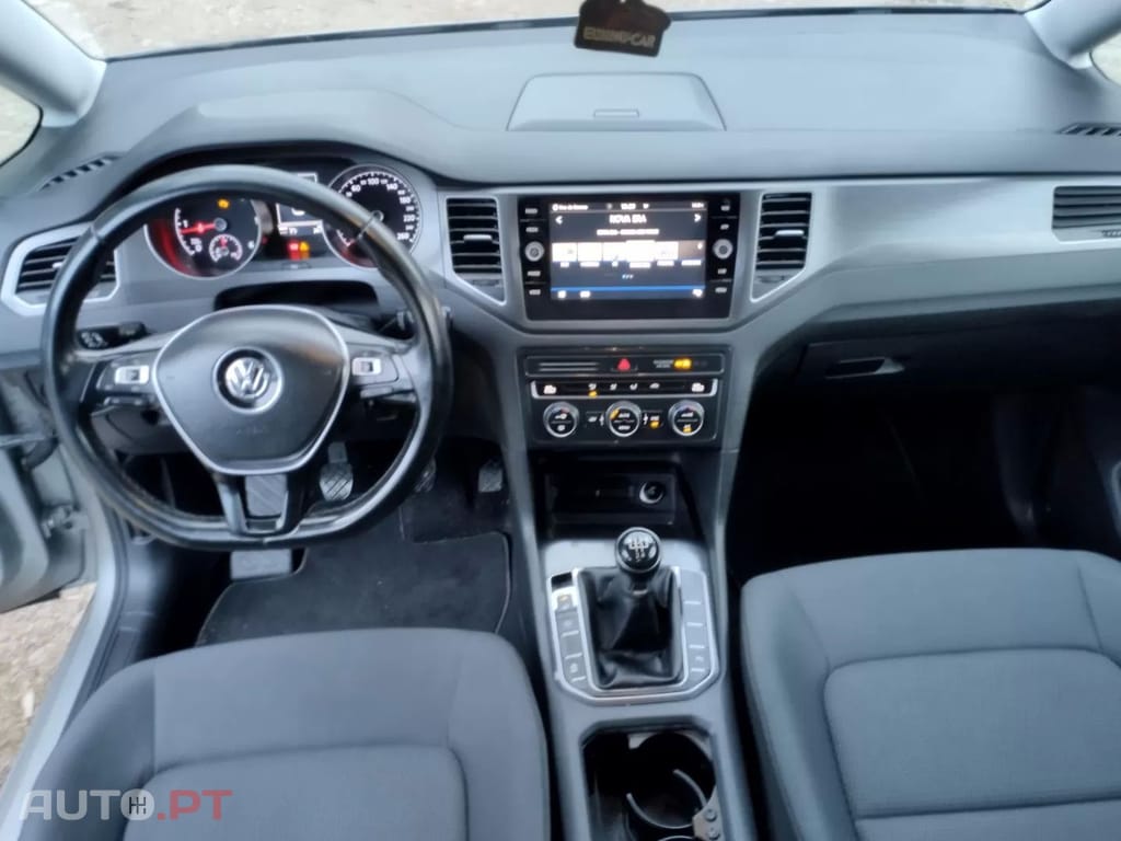 Volkswagen Golf 1.6 TDI Confortline — fotografia 24