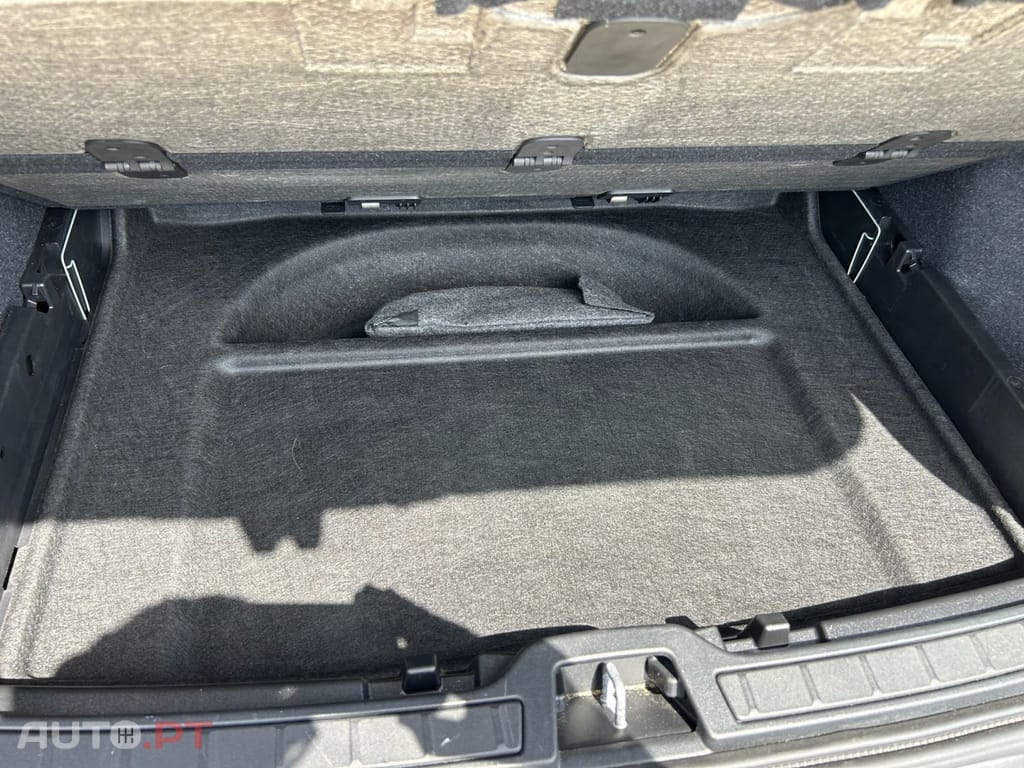 Volvo XC40 2.0 B3 Plus Dark