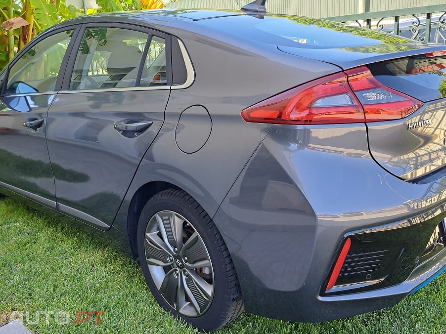 Hyundai Ioniq 5 1.6 GDI HEV (híbrido gasolina + elétrico) Potência combinada de 141 cv