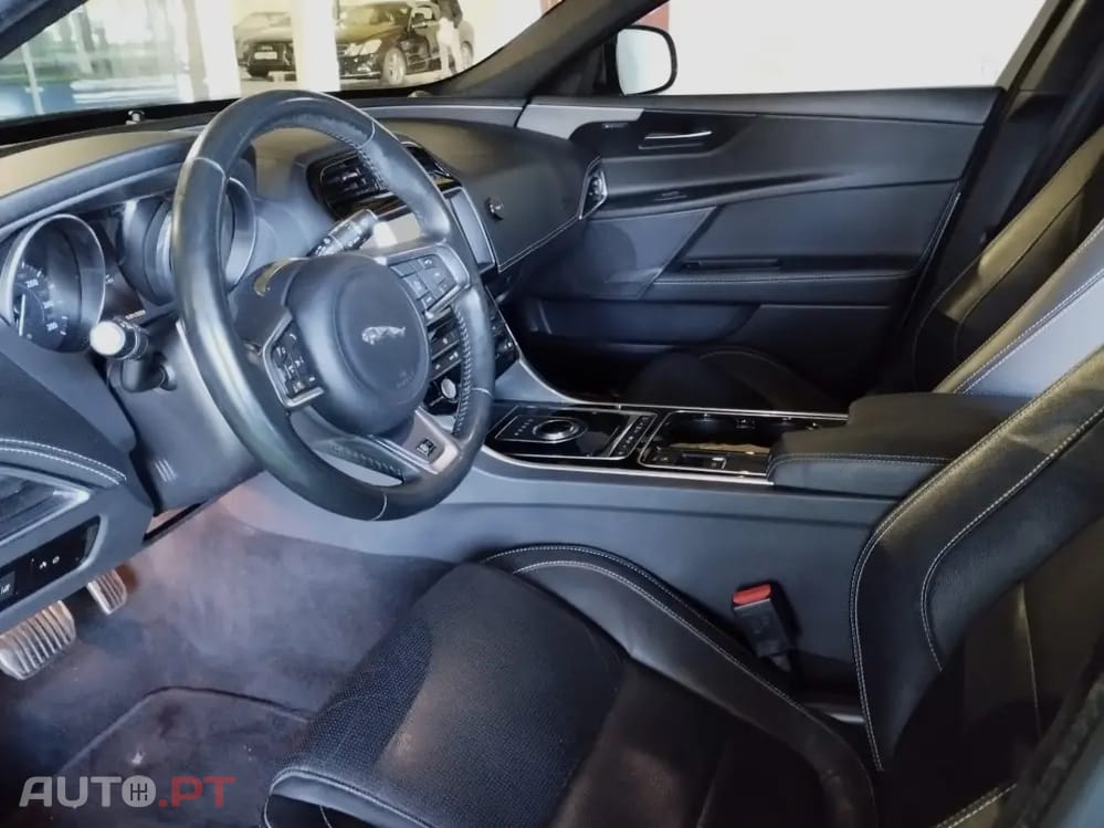 Jaguar XE 2.0 D R-Dynamic SE