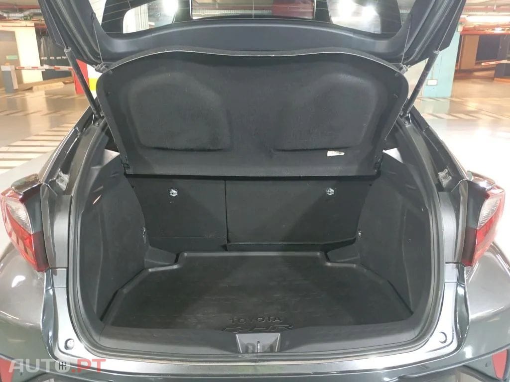 Toyota C-HR 1.8 Hybrid Square Collection