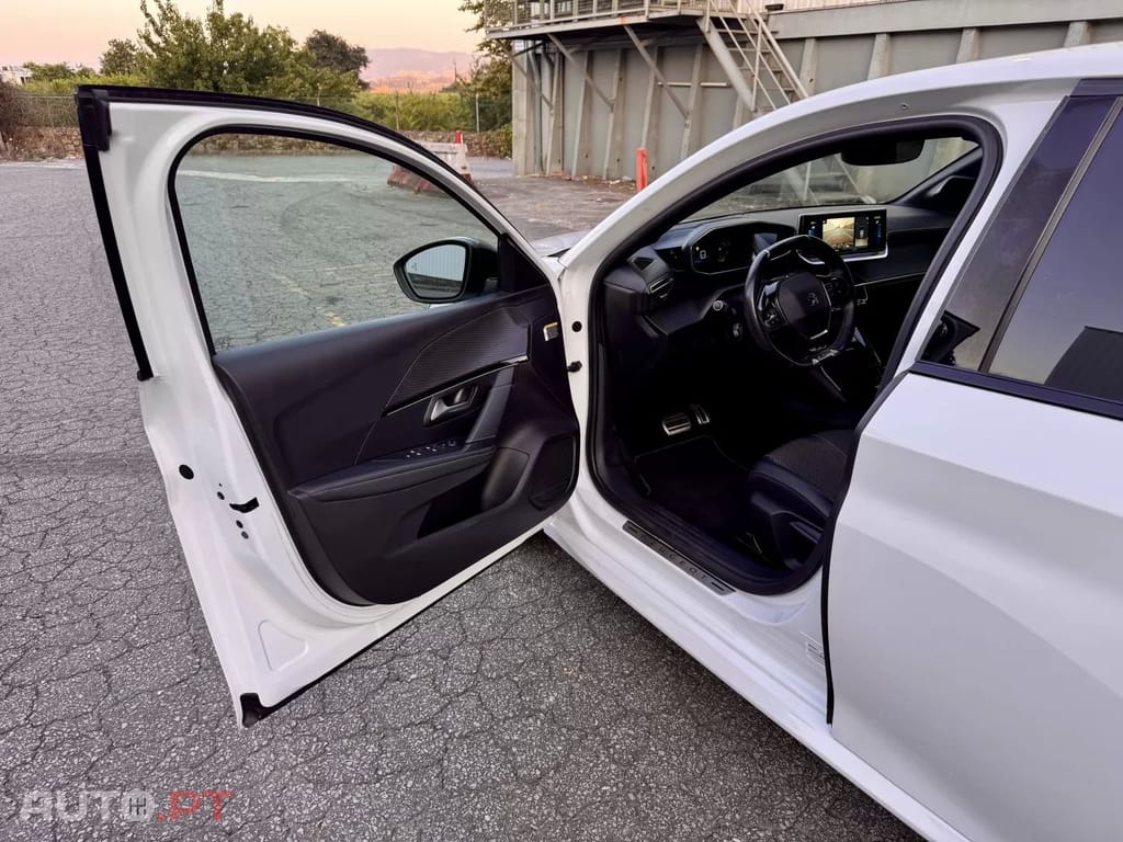 Peugeot E-208 50 kWh GT