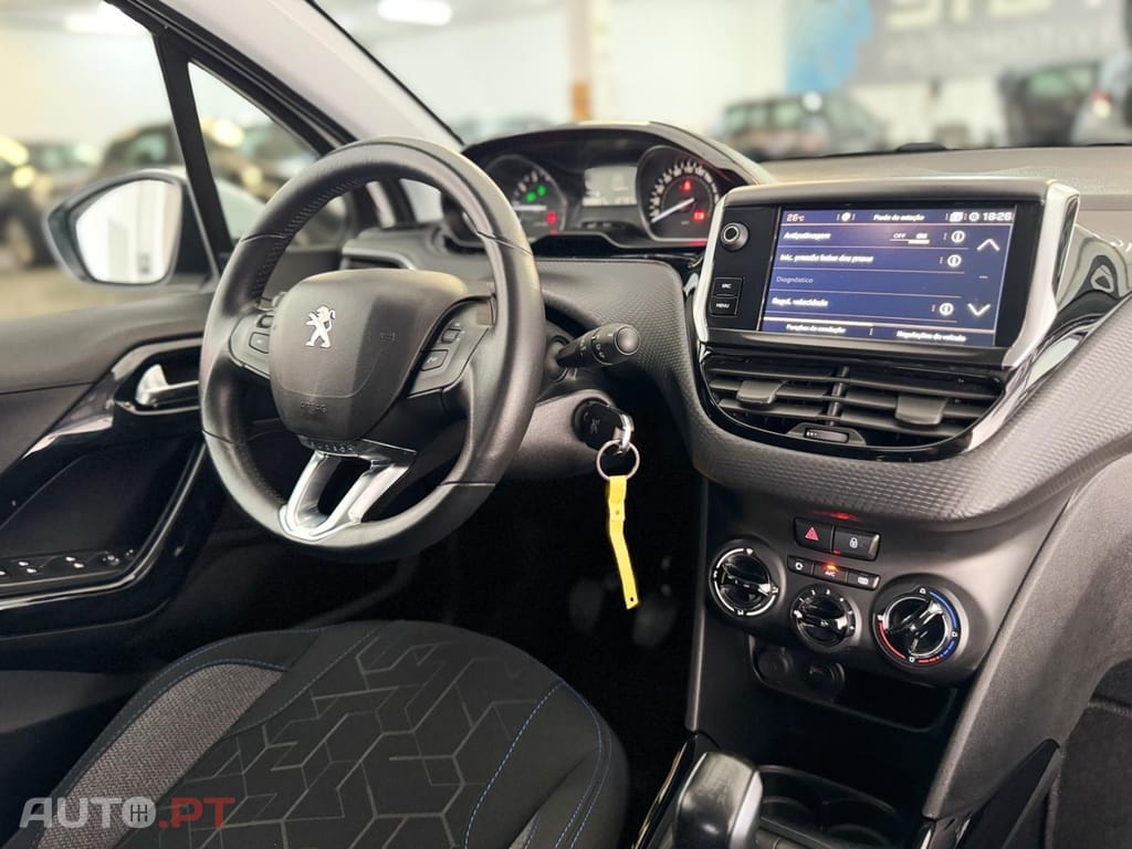 Peugeot 2008 1.2 PureTech Signature