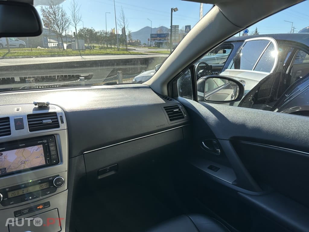 Toyota Avensis SD 2.0 D-4D Exclusive +Pele+GPS