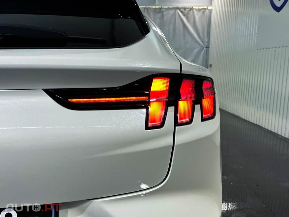 Ford Mustang Mach-E AWD PREMIUM