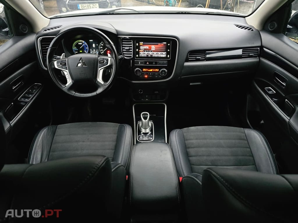 Mitsubishi Outlander 2.4L PHEV TWIN MOTOR 4WD INVITE