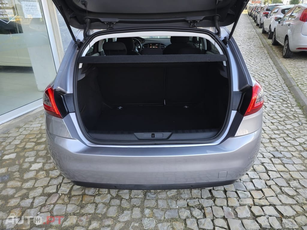 Peugeot 308 1.5 BlueHDi Style J17