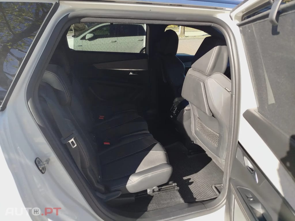 Peugeot 5008 GT HYBRID 136 CV