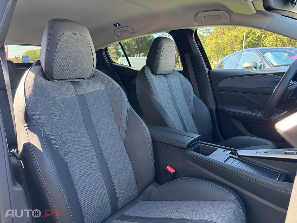 Peugeot 408 1.6 Hybrid Allure e-EAT8