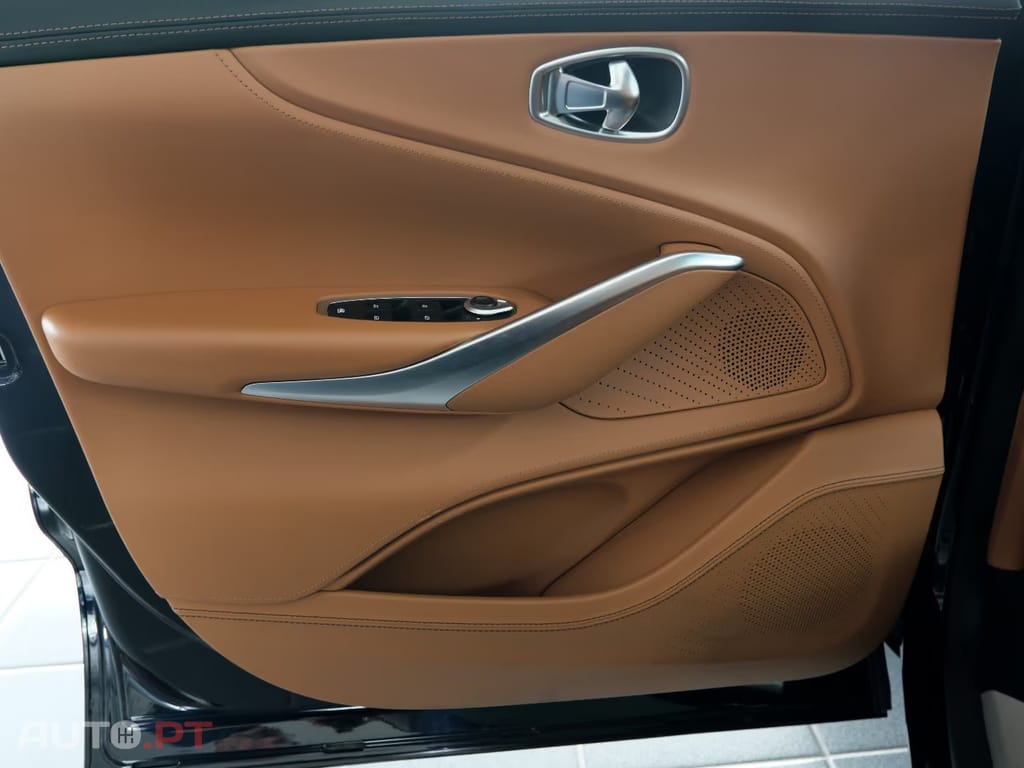 Aston Martin DBX 4.0 V8