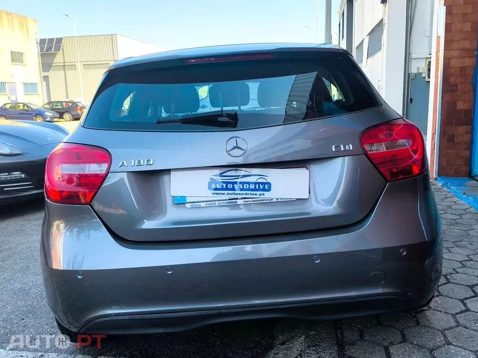 Mercedes-Benz A 180 CDI BlueEFFICIENCY — fotografia 17