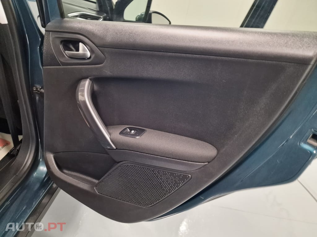 Peugeot 2008 1.2 PURETECH STYLE