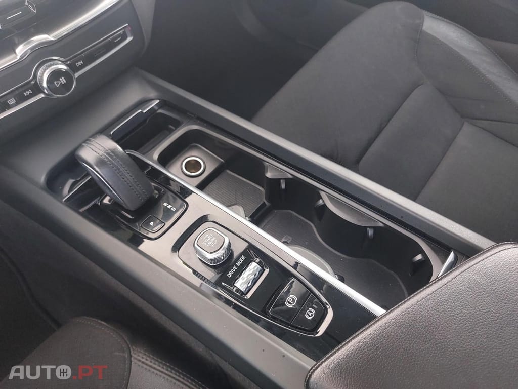 Volvo XC60 2.0 T8 PHEV Momentum AWD