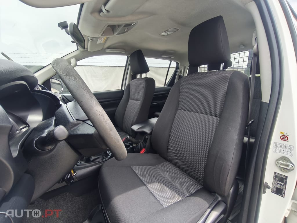 Toyota Hilux 2.4 D-4D 2WD CD