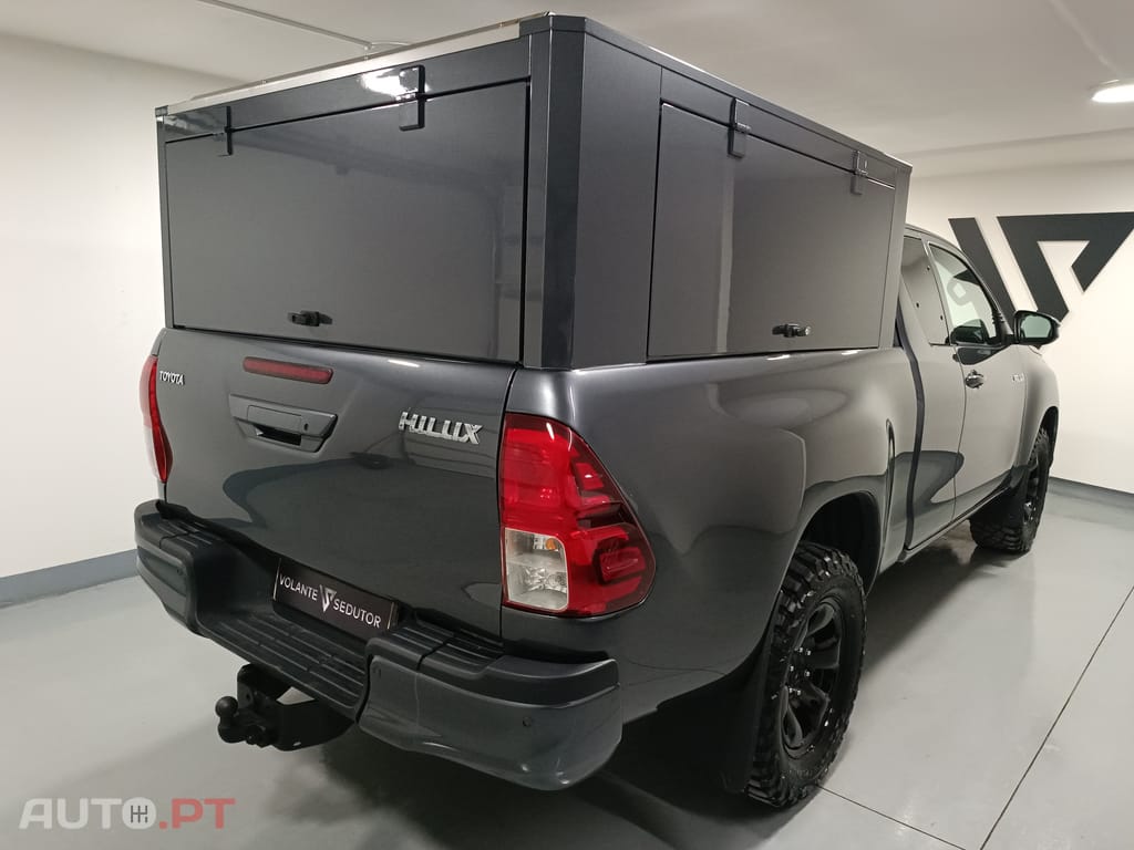Toyota Hilux Xtra Cab 2.4 D-4D DLX+ 4WD M/T