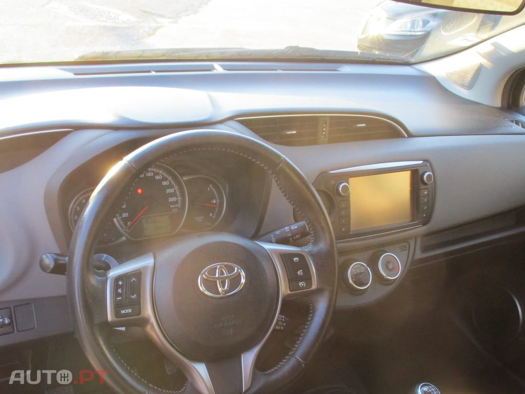 Toyota Yaris 1.4 D-4D Comfort+P.Style 90 cv cx/de 6 velocidades 12/2016