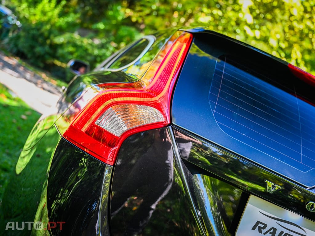 Volvo V60 2.4 D6 R-Design Momentum AWD Phev