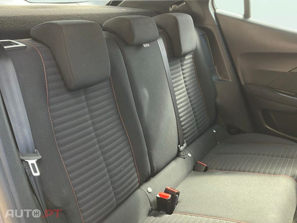 Peugeot E-2008 50 kWh Active Pack