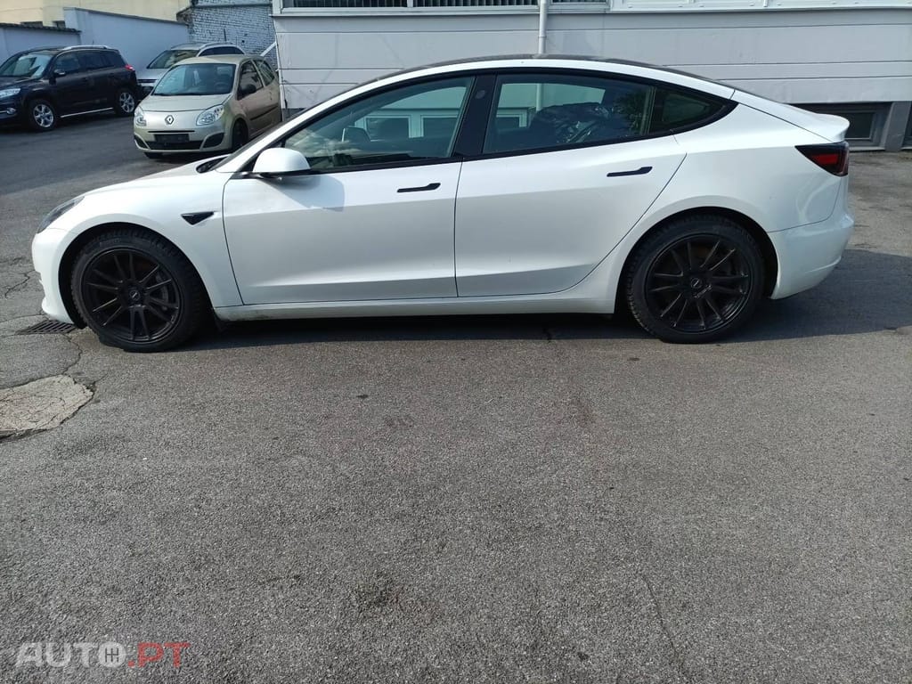 Tesla Model 3 Long Range AWD — fotografia 2
