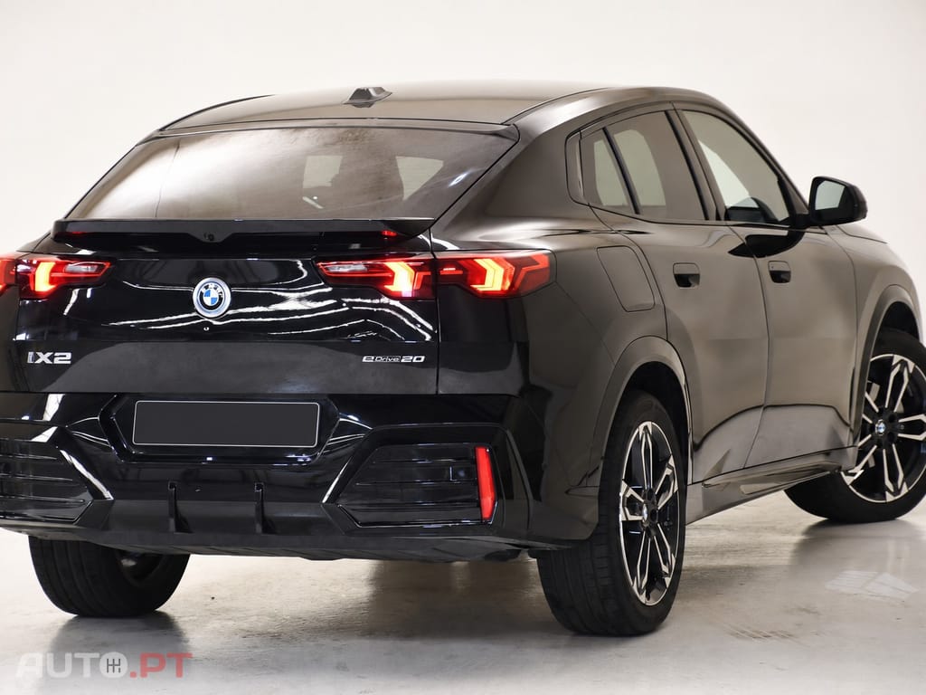 BMW iX2 eDrive20 Pack Desportivo M Pro
