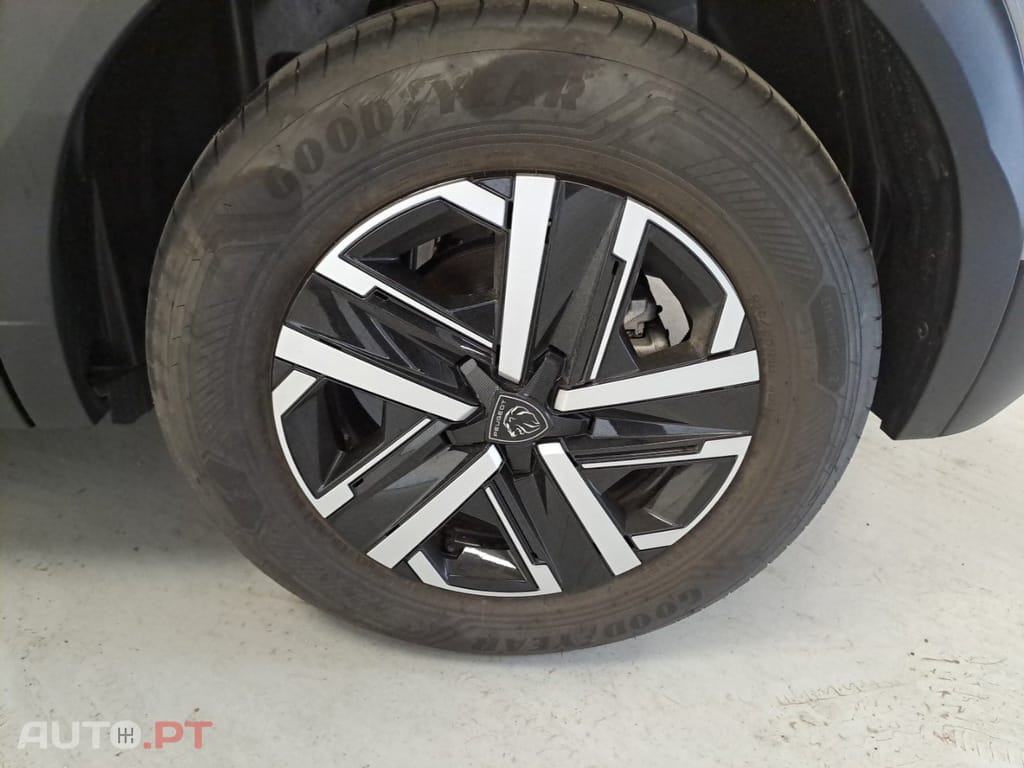 Peugeot E-2008 Active