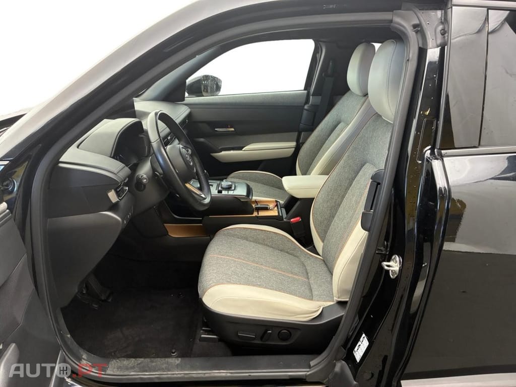 Mazda MX-30 e-Skyactiv First Edition Modern Confidence