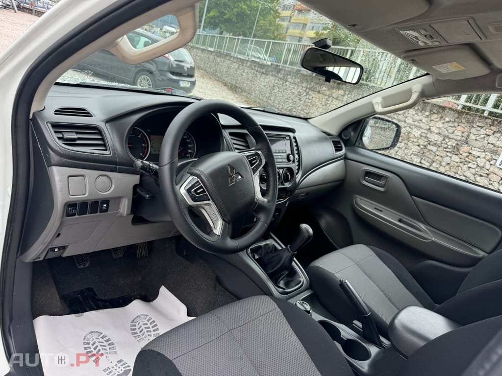 Mitsubishi L200 2.4 DI-D CD Invite 4WD